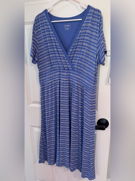L.L. Bean Dresses & Skirts - L.L.Bean gorgeous cornflower blue stripe dress women’s plus 1x, faux wrap midi